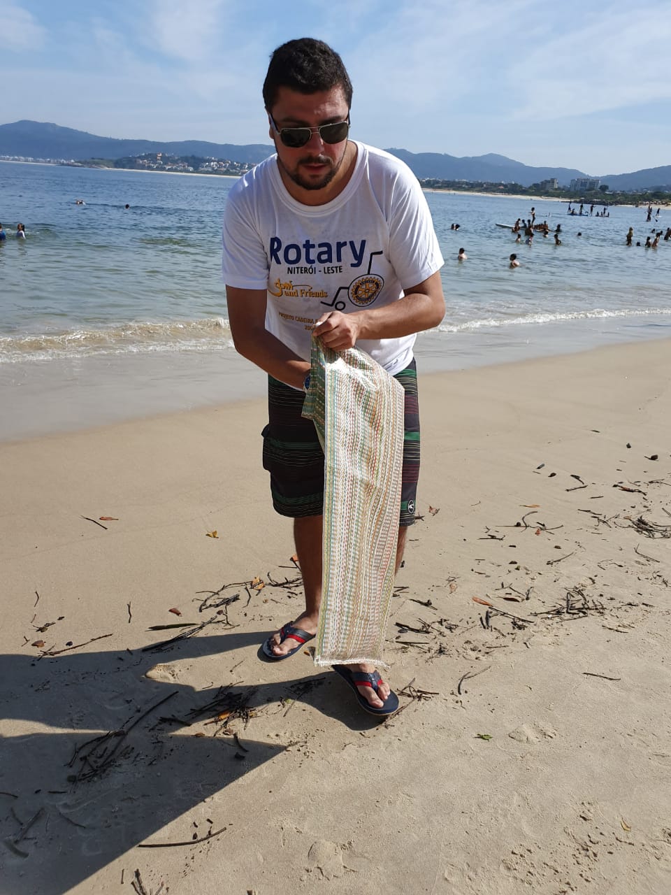 Bruno Lessa foi um dos voluntários que ajudou a tirar lixo da praia