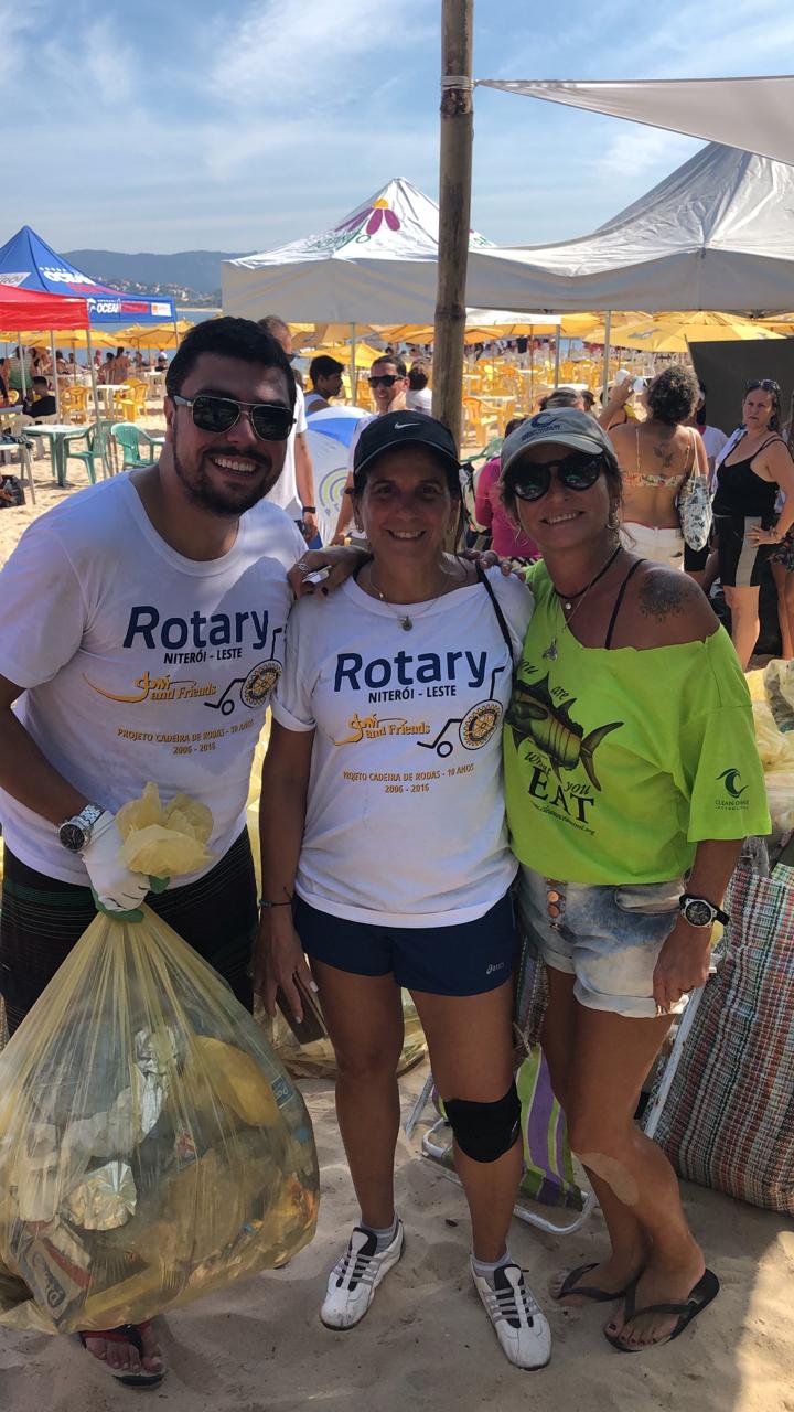 Bruno Lessa e voluntárias após coleta de lixo em Itaipu