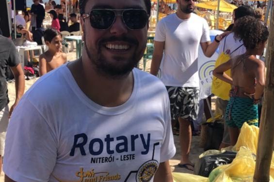 Voluntários recolhem quase 400 quilos de lixo na Praia de Itaipu