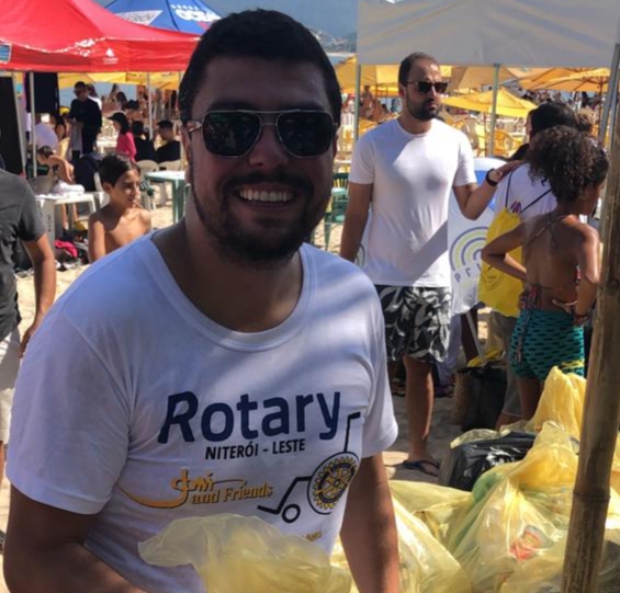 Voluntários recolhem quase 400 quilos de lixo na Praia de Itaipu