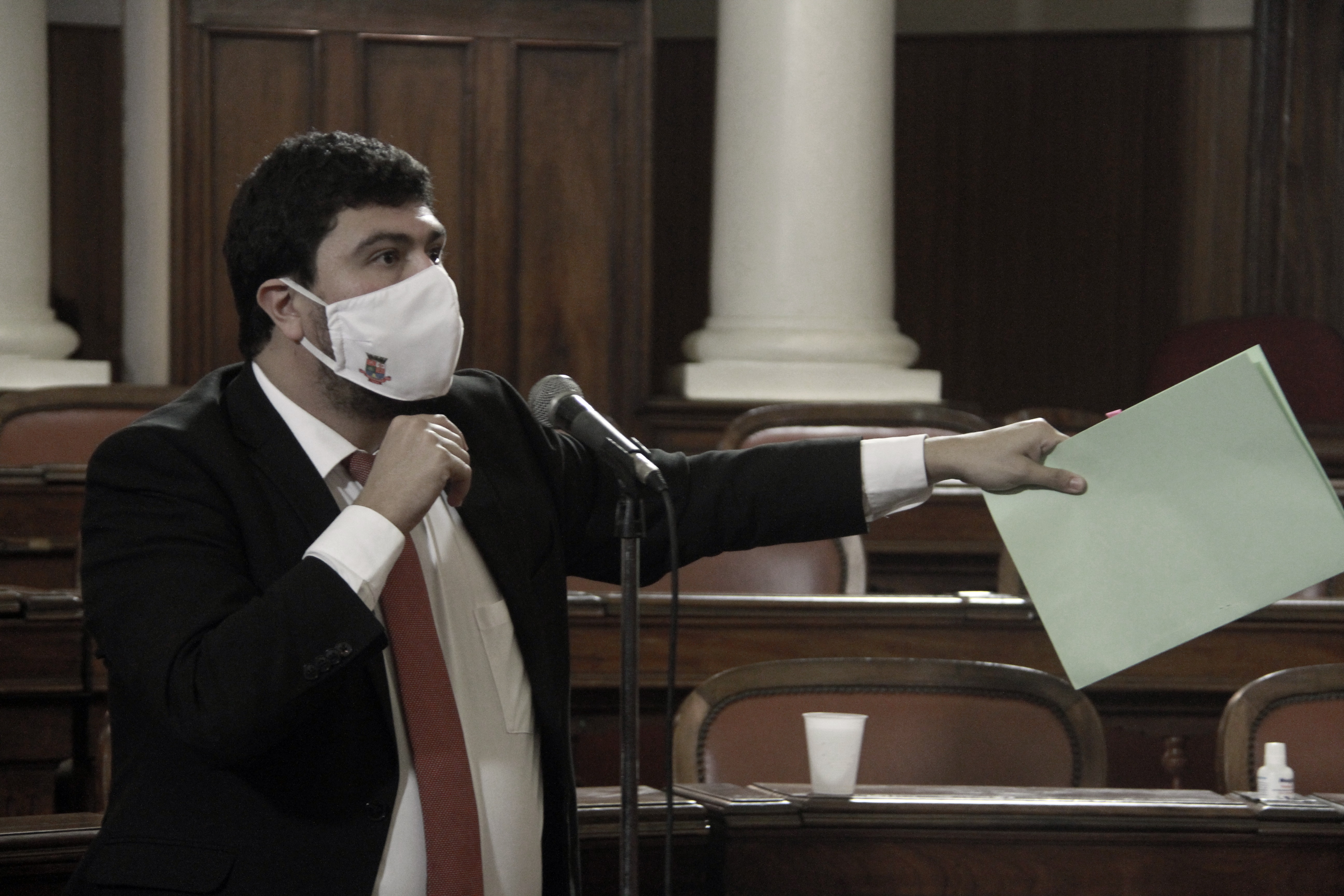 Vereador Bruno Lessa discursa após votar contra projeto que antecipa pagamento para empresas de ônibus (Foto Sergio Gomes / CMN)